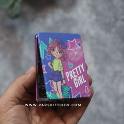 آینه کیفی دختر زیبا آبی بنفش