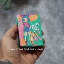 آینه کیفی دختر زیبا سبز