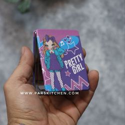 آینه کیفی دختر زیبا بنفش