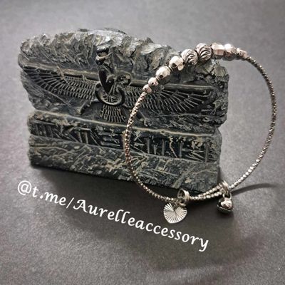 دستبند بنگل نقره‌ای ژوپینگ با آویز صدف و گوی‌های تراش‌خورده (طرح طلا سفید)