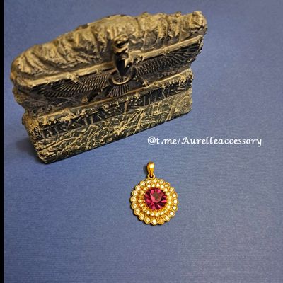 مدال و آویز گردنبند زنانه طرح سلطنتی با نگین یاقوتی درخشان (طرح طلا و رنگ ثابت)