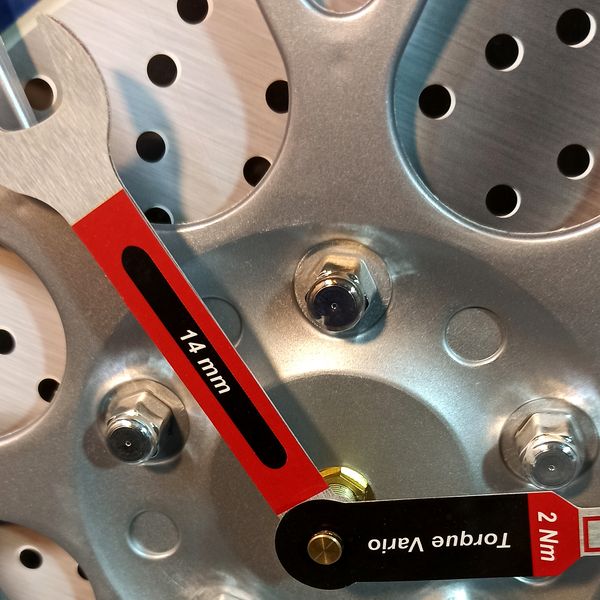 ساعت دیواری شوبرت مدل 5212 طرح تایر