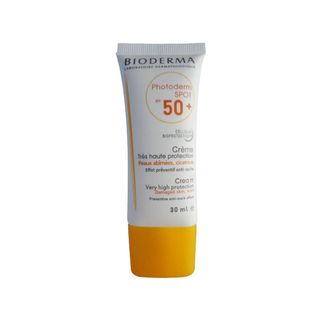 کرم ضد آفتاب بی رنگ صورت  بیودرما SPF 50 مدل فتودرم محافظ در برابر اشعه UVA مناسب برای انواع پوست حجم 30 میلی لیتر
