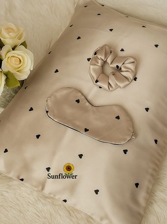 رو بالشی مدل ساتن ابریشم طرح قلب به همراه کش مو و چشم بند