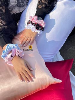 روبالشی ساتن ابریشم سایز 50 در 70 با اسکرانچی هدیه