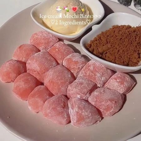 موچی لقمه ای با طعم توت فرنگی و نارگیل