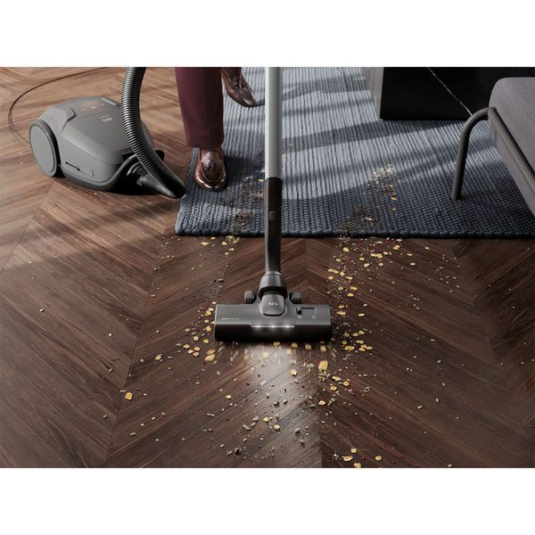 جاروبرقی 650 وات آ ا گ مدل AB81A2DG