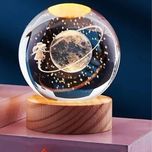 گوی شیشه ای ماه و دختر