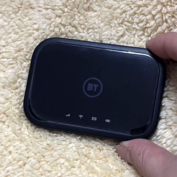 مودم قابل حمل آلکاتل مدل BT70 با پشتیبانی از 4.5G Cat7، سرعت دانلود تا 300Mbps و آپلود تا 100Mbps، وایفای دو بانده 2.4GHz و 5GH