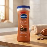 لوسیون بدن وازلین مدل Cocoa Glow حجم 400 میلی‌لیتر نرم کننده و آبرسان پوست خشک و حساس با عصاره کاکائو و شی باتر، حاوی ویتامین E،