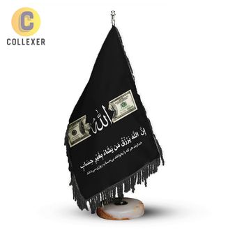 پرچم رومیزی طرح آیه شریفه «إنَّ اللهَ یَرْزُقُ مَن یَشَاءُ بغَیْرِ حِسَابٍ» با نماد دلار کد 01 ریشه تک مخمل پایه سنگی