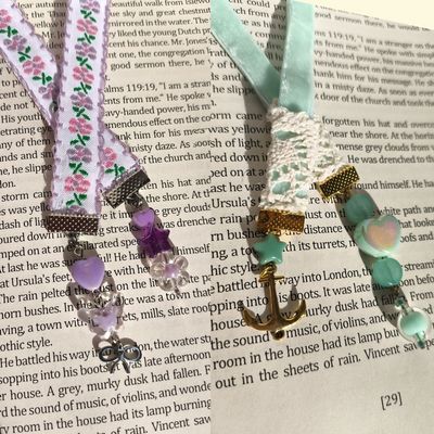 بوکمارک دست‌ساز مخمل و گلدوزی | نشانه کتاب شیک و فانتزی