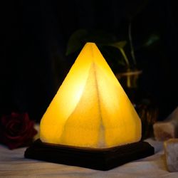 چراغ خواب سنگ نمک طرح هرم کد H8