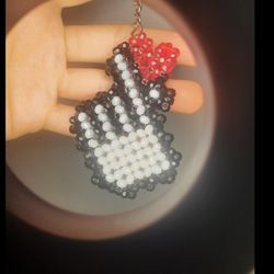 آویز کلید وکیف طرح دست باقلب(پس کرایه)