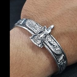 دستبند بنگل فروهر برجسته نقره ای
